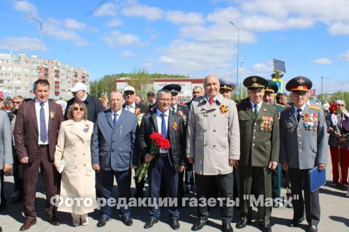 Азнакайда Билгесез солдат һәйкәленә чәчәкләр салынды