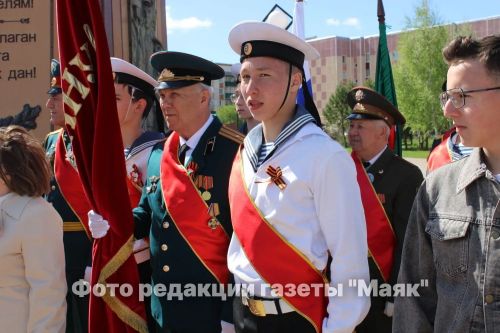 Азнакайда Билгесез солдат һәйкәленә чәчәкләр салынды