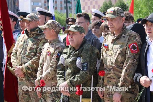 Азнакайда Билгесез солдат һәйкәленә чәчәкләр салынды