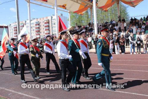 Азнакайда Билгесез солдат һәйкәленә чәчәкләр салынды