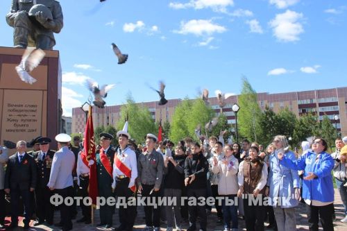 Азнакайда Билгесез солдат һәйкәленә чәчәкләр салынды