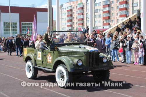 Азнакайда Билгесез солдат һәйкәленә чәчәкләр салынды