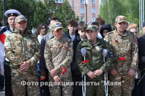 Азнакайда Билгесез солдат һәйкәленә чәчәкләр салынды