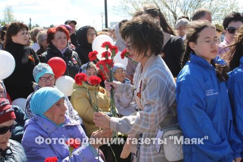 Азнакайда Билгесез солдат һәйкәленә чәчәкләр салынды