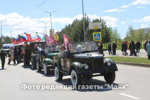 Азнакайда Билгесез солдат һәйкәленә чәчәкләр салынды
