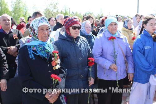 Азнакайда Билгесез солдат һәйкәленә чәчәкләр салынды