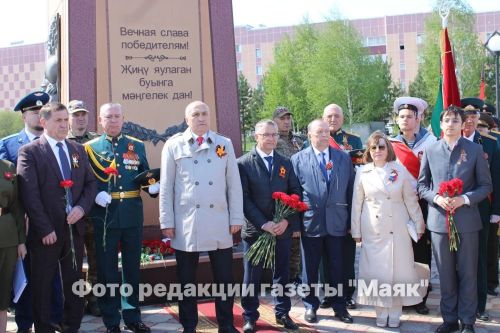 Азнакайда Билгесез солдат һәйкәленә чәчәкләр салынды