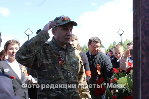 Азнакайда Билгесез солдат һәйкәленә чәчәкләр салынды