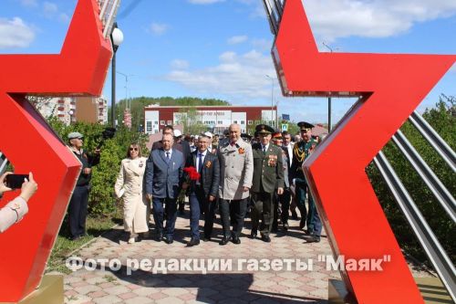 Азнакайда Билгесез солдат һәйкәленә чәчәкләр салынды