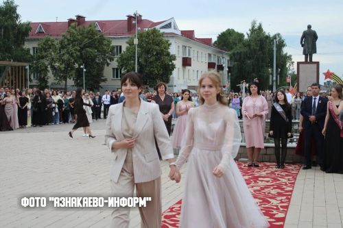 Балачак артта калды: Азнакайның чыгарылыш сыйныф укучылары зур тормышка юллама алды
