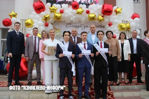 Детство осталось позади: выпускники Азнакаево получили путёвку во взрослую жизнь