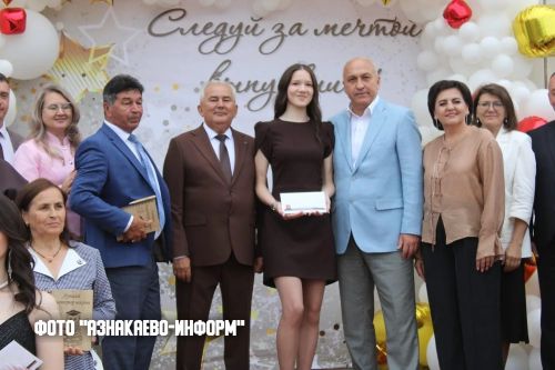 Балачак артта калды: Азнакайның чыгарылыш сыйныф укучылары зур тормышка юллама алды