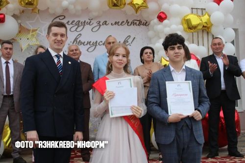 Детство осталось позади: выпускники Азнакаево получили путёвку во взрослую жизнь