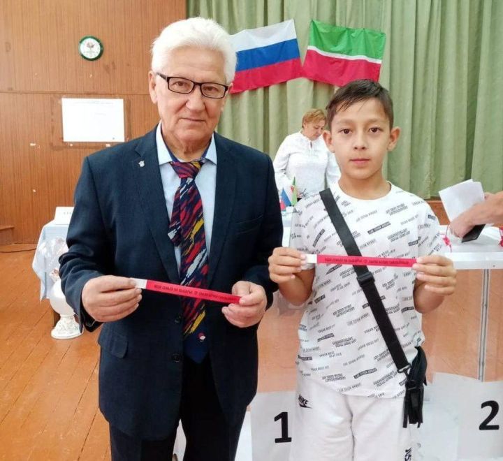 Полковник запаса пришел на выборы вместе с внуком