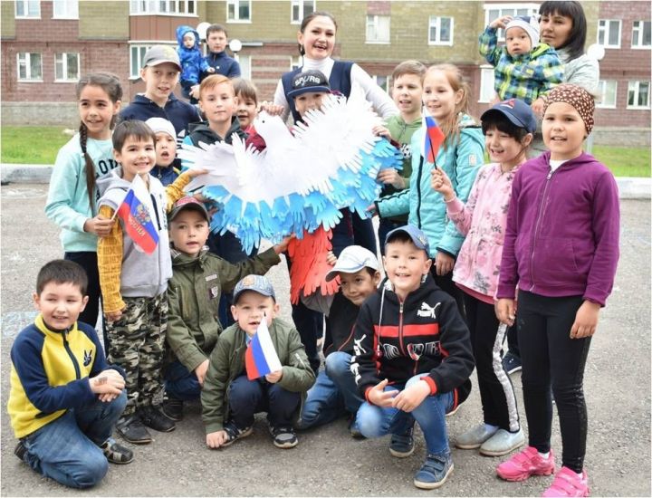 В День России дети Азнакаево создали голубя мира