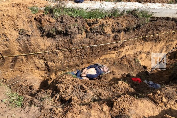 В Татарстане копавшего яму мужчину насмерть завалило землей
