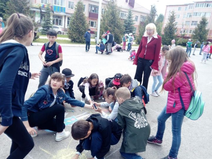 Более 300 детей Азнакаево приняли участие в конкурсе рисунков на асфальте