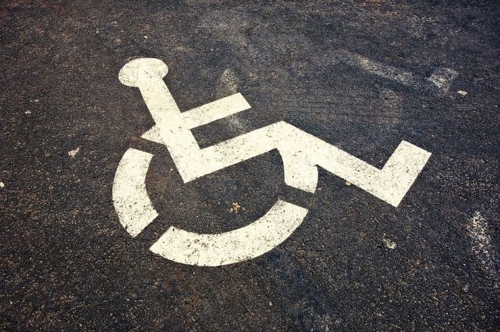 В Азнакаево на парковках двух ТЦ организовали места для инвалидов