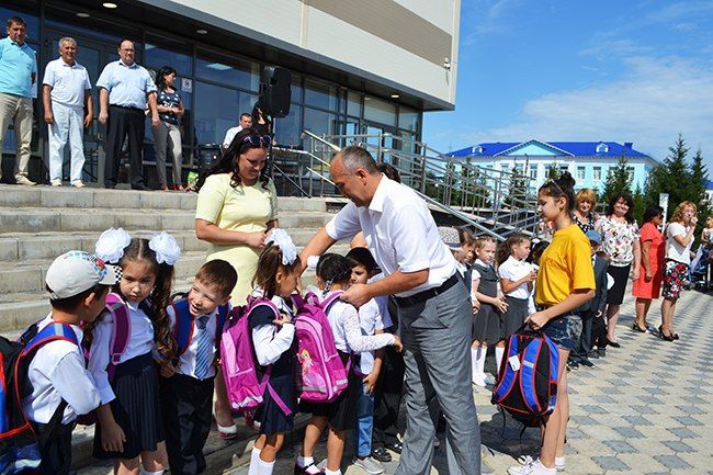 В Азнакаево помогут собраться в школу 250 детям