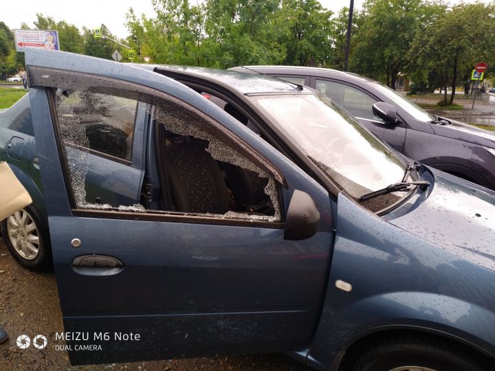 В Татарстане неизвестный выстрелил в стекло припаркованной легковушки - ФОТО
