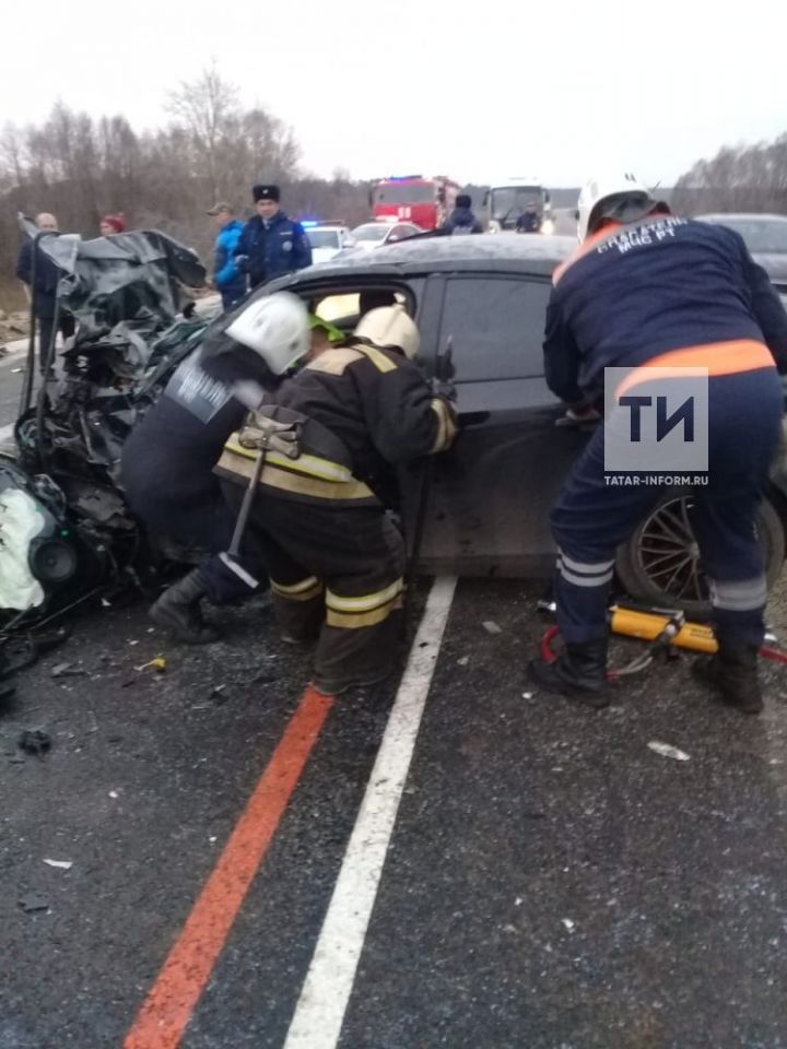 Один человек погиб и двое пострадали при столкновении «УАЗа» и иномарки в Татарстане