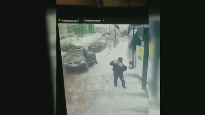 На камеру видеонаблюдения попало, как в Альметьевске взорвалась машина с водителем внутри