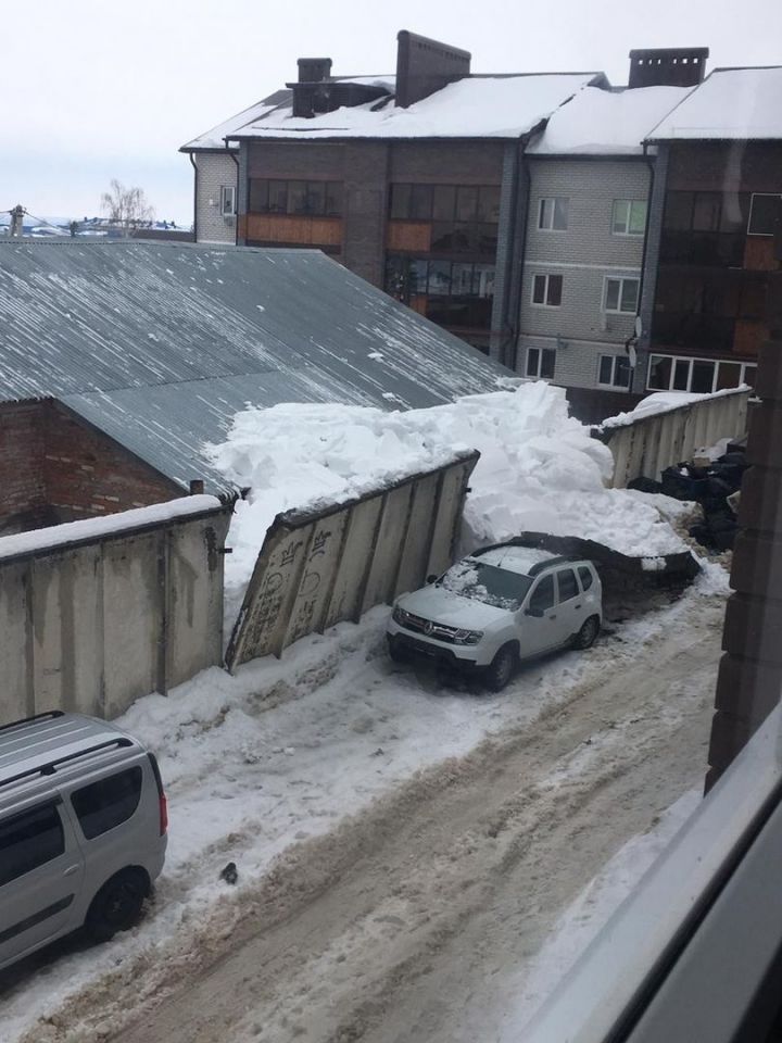 Под Казанью под тяжестью снега на внедорожник рухнул бетонный забор