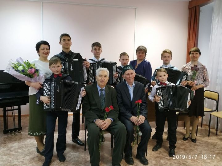 Воспитанники Азнакаевской ДШИ поздравили ветеранов