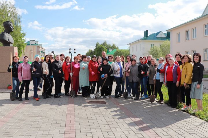 Азнакаевские активистки озеленяют город - ФОТО
