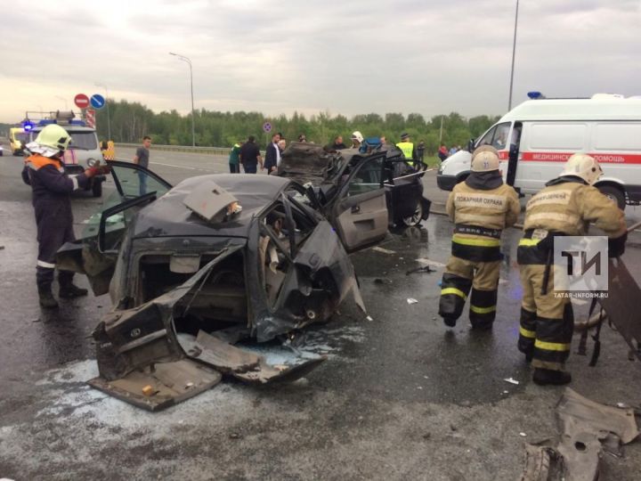 Шестилетний ребенок погиб в столкновении трех машин на трассе в Татарстане