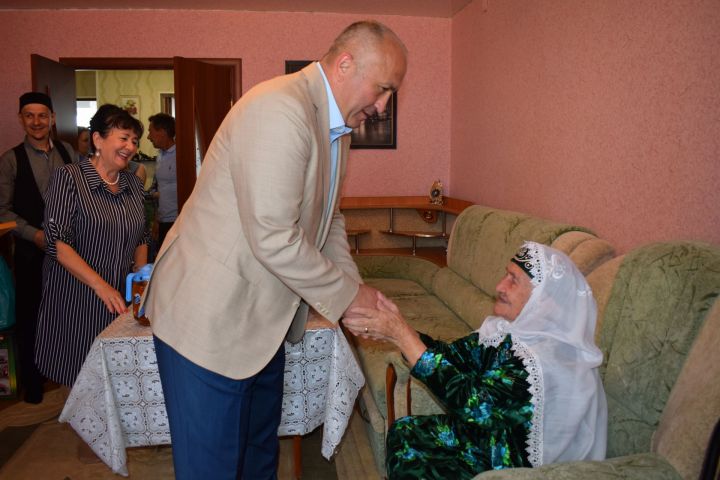 В эти дни жительница нашего города Галия Ибатуллина отмечает свой 90-летний юбилей. С этой замечательной датой ее поздравил глава муниципального района Марсель Шайдуллин.