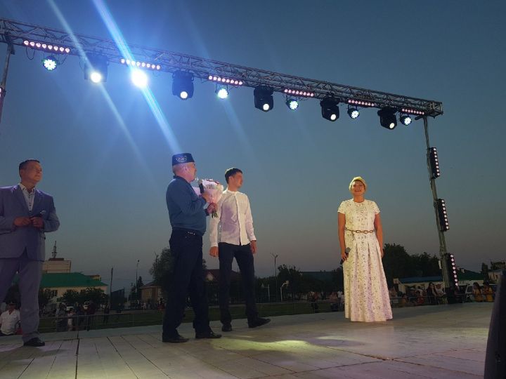 На вечернем Сабантуе азнакаевцы зажигали под песни Мунира Рахмаева и Ландыш Нигматзяновой