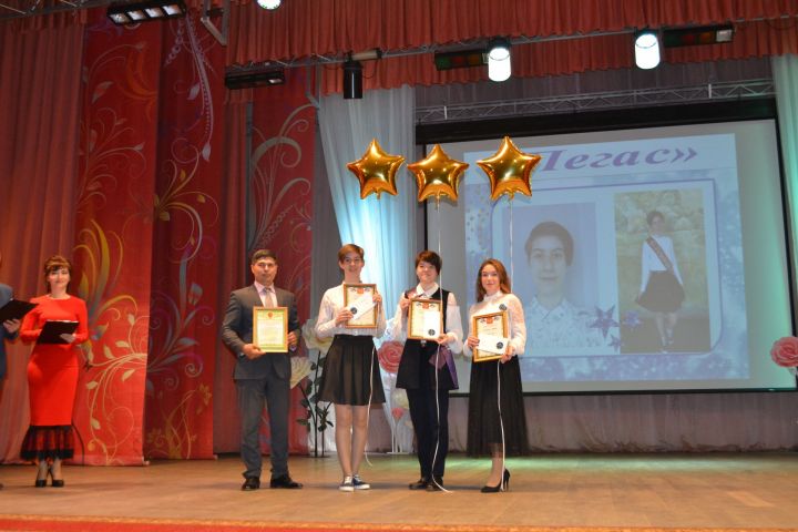 Азнакаевская школьница набрала 100 баллов на ЕГЭ по литературе!