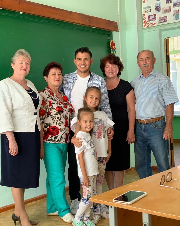 Данир Сабиров ознакомил дочерей со своей школой