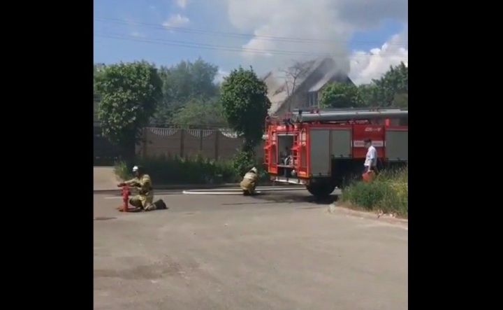 Очевидцы сняли на видео смертельный пожар в Авиастроительном районе Казани