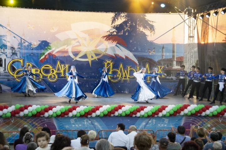 Лауреаты «Созвездия-Йолдызлык» и крымские детские коллективы дали большой концерт в Бахчисарае