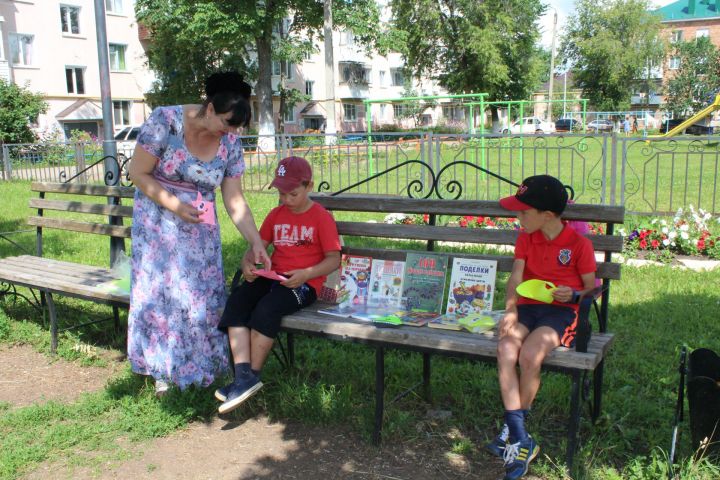 Актюбинская поселковая библиотека в парке