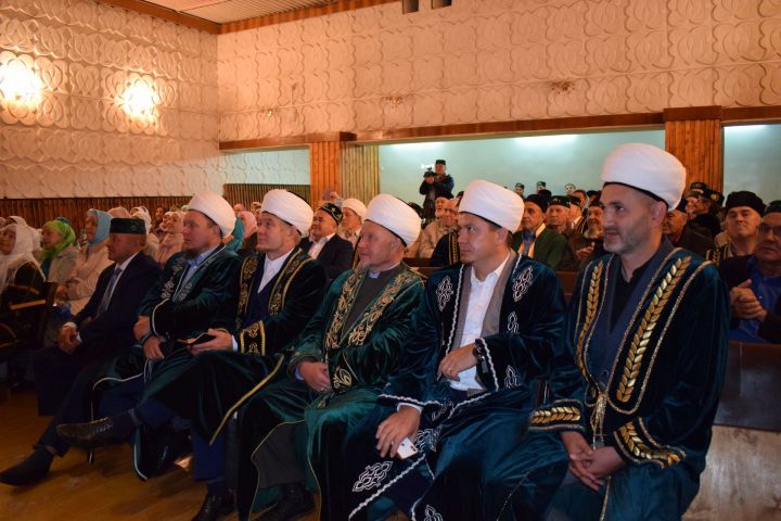 Сегодня в Сапеевской мечети прошел большой праздник - ФОТОРЕПОРТАЖ и ВИДЕО