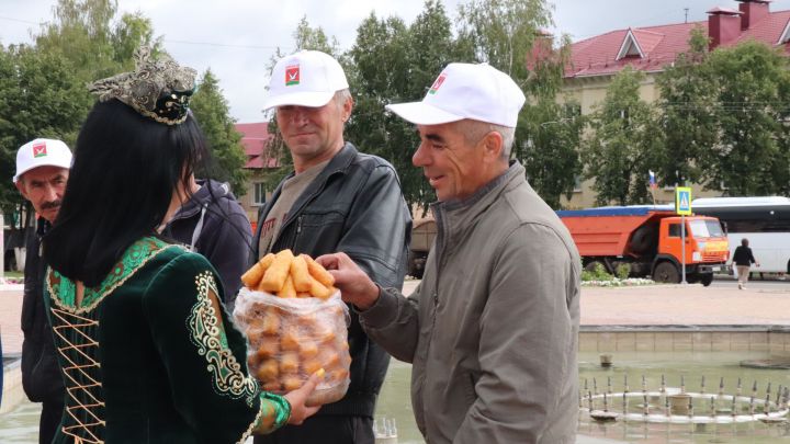 В Азнакаево проводили обозы с первым урожаем этого года