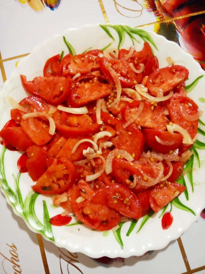 Закуска из помидоров и лука: весь секрет в необычном маринаде