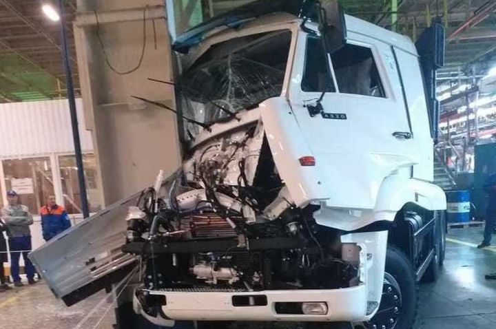 Новый грузовик разбился в заводском цеху «КАМАЗа», едва съехав со сборочного конвейера