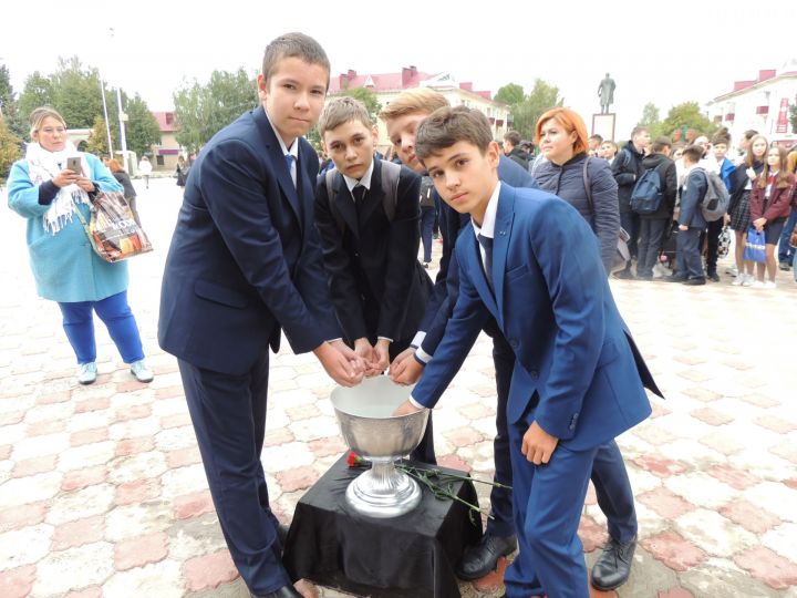 В Азнакаево почтили память жертв терактов (ФОТО)
