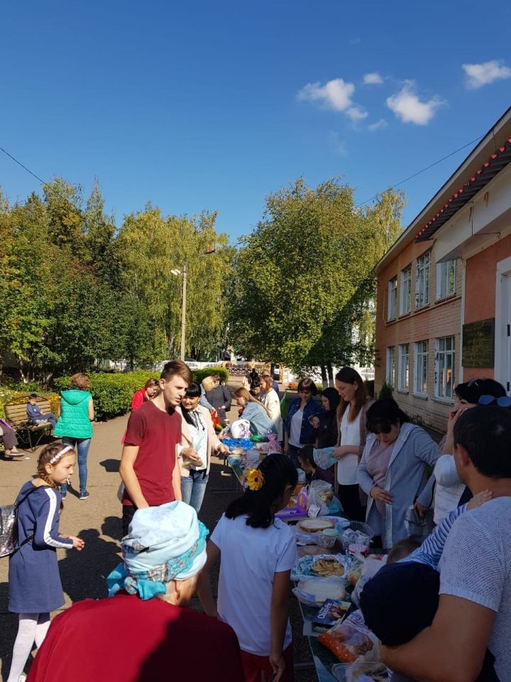 В день выборов учащиеся школ Азнакаево организовали ярмарку (ФОТО+ВИДЕО)