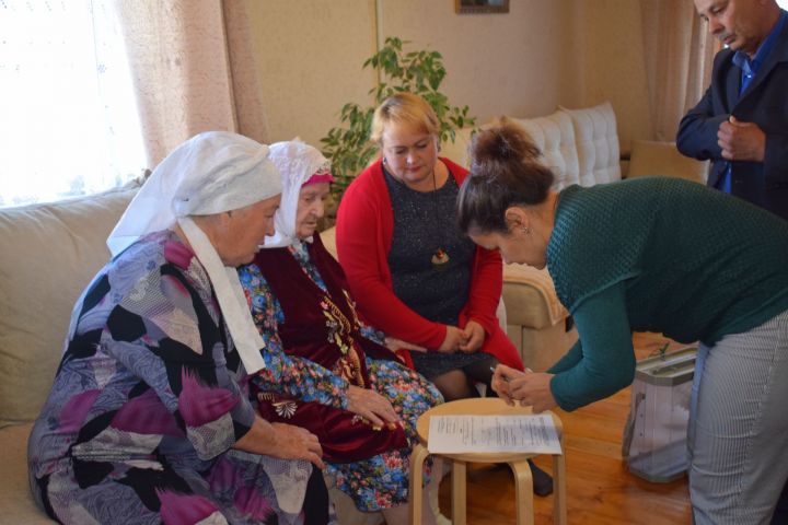 100-летняя жительница села Буралы Азнакаевского района Магинур Афзалетдинова проголосовала за мир и благополучие