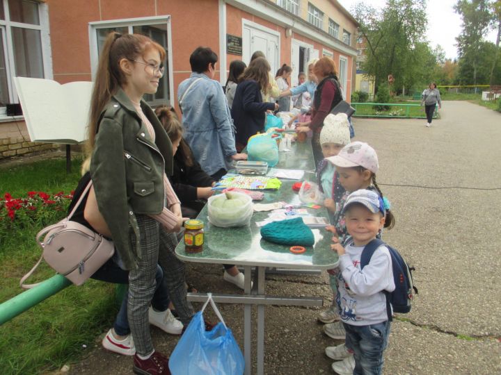 В день выборов учащиеся школ Азнакаево организовали ярмарку (ФОТО+ВИДЕО)