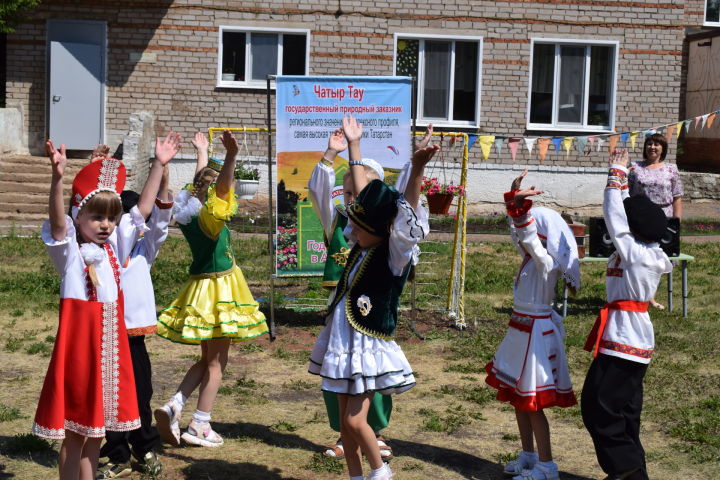 “Улыбка” бакчасында туган телне, гореф-гадәтләрне саклыйлар