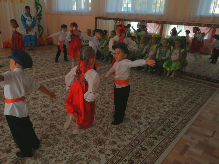 Азнакайның “Рябинка” балалар бакчасында әйлән-бәйлән бәйрәме күңелле узды