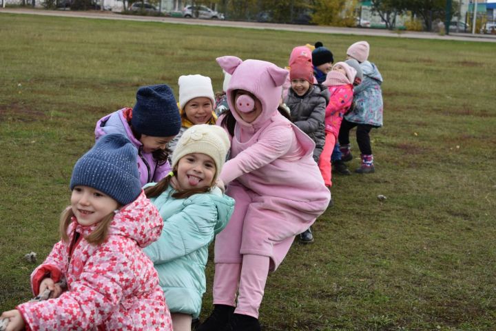 В Азнакаево для детей провели веселые старты