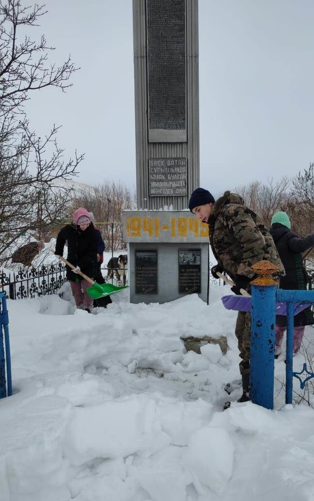 Чубар-Абдул мәктәбе укучылары өлкәннәргә ярдәм итте