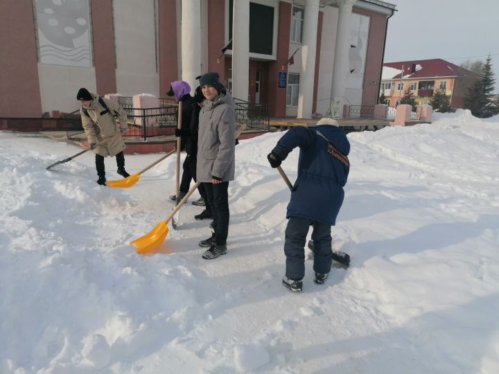 Азнакаевские школьники помогают убирать снег в городе